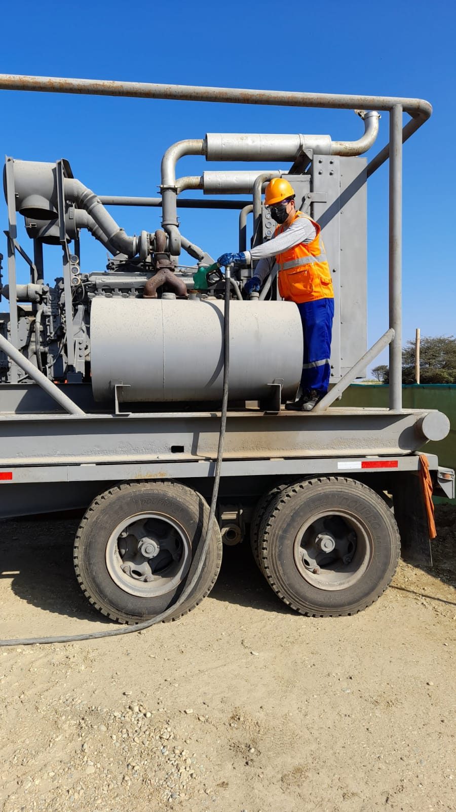 Técnico de Green Horizonte abasteciendo el tanque de diésel de un equipo