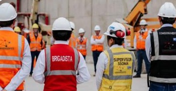 Equipo de supervisión SSOMA en obra